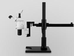 Utgångsställningen förhindrar skador genom att stativet välter. Svängarmsstativet måste ovillkorligen ställas i utgångsställning (bild 2), innan: stereomikroskopet tas ur mikroskophållaren.