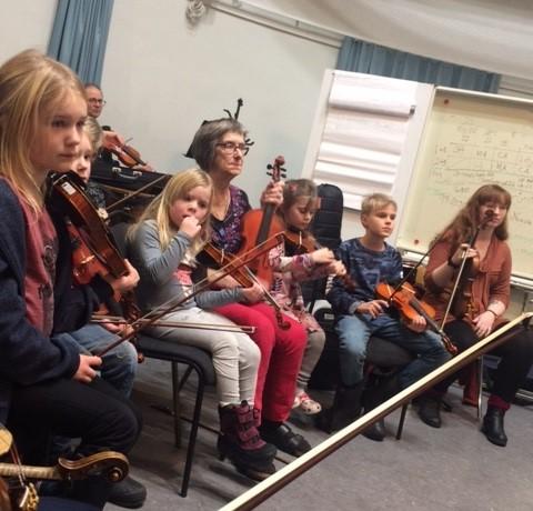 Som vanligt var också Ålsta Folkhögskola en av medarrangörerna. Runt 80 musikanter i åldrarna 5 75 spelandes en mängd olika instrument deltog.