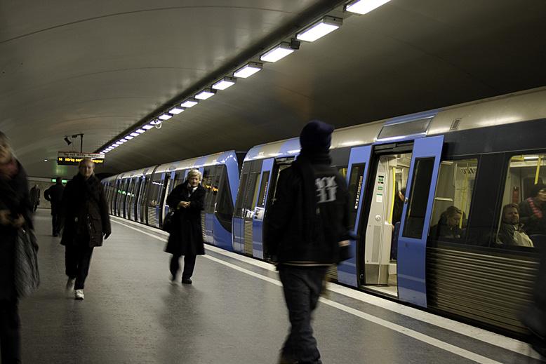 Nytt plastkort från Försäkringaskassan 5 Om man är studerande och över 20 år så behöver man kunna uppvisa ett CSN-kort tillsammans med sitt id-kort för att resa till rabatterat pris på tåg och bussar
