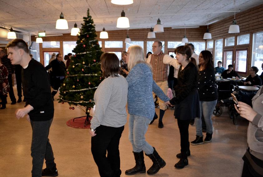 Träffarna börjar alltid kl. 13.00 och slutar 14.30. Beställ färdtjänst hem senast kl. 14.30. Ibland kommer det att bli underhållning och ibland underhåller vi oss själva, men det kommer alltid att bjudas på gott fika och trevligt sällskap!