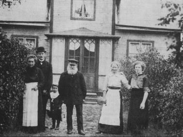 Affären som Alma Carlsson gick till i Billa låg precis vid järnvägsövergången i Billa, på norra sidan. Huset finns kvar. Det var Sven Ödman, född 1836 och död 1921, banvakt i Billa, som hade affären.