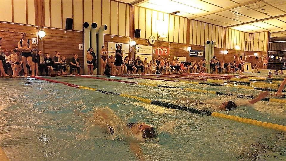 Kursverksamhet Simkunnighet Många barn och vuxna lär sig årligen grunderna i att simma eller utöva simhopp i föreningens regi.