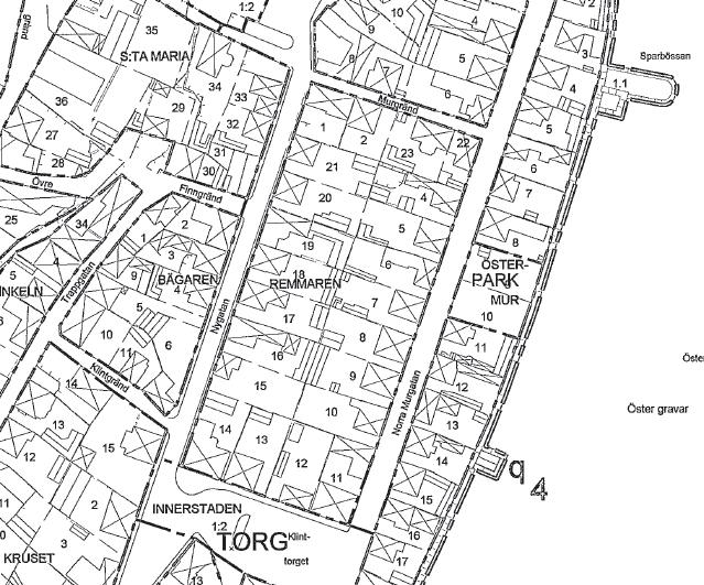 Bild 1 Urklipp från detaljplanen, fastigheten inringad med röd markering UPPDRAG Beställare: Gun Neuman Syfte: Fastighetsägaren har för avsikt att göra om en del av gårdshuset till sommarrum, i