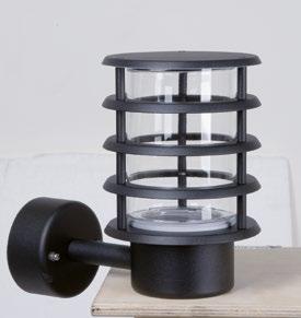 Granit vägglampa finns i lackerad och varmgalvaniserad plåt med klar glaskupa som ger ett effektivt ljusflöde till sin omgivning.