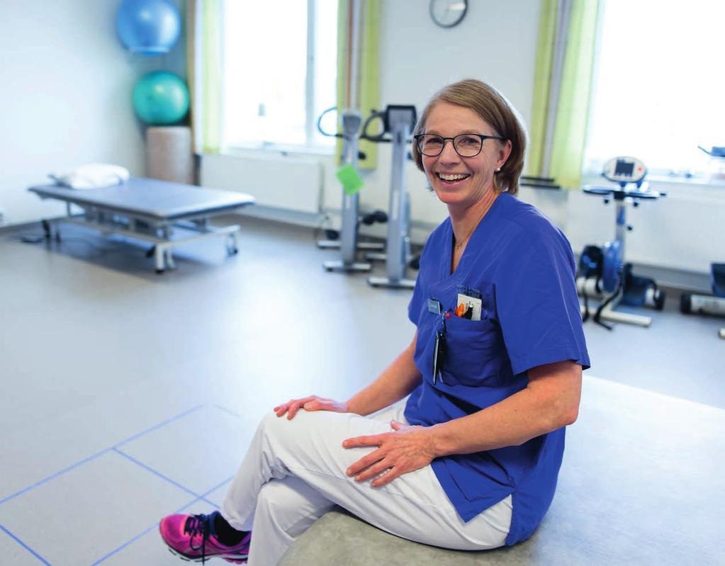 Fysioterapi är en viktig del av rehabiliteringen. Tone Hollowell, fysioterapeut, visar runt i en av träningslokalerna.