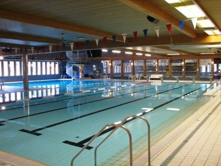 Ett badhus är ungefär som en simhall, men fokuset ligger kanske snarare på att "bada", d.v.s. simning i underhållningssyfte än simning i träningssyfte.