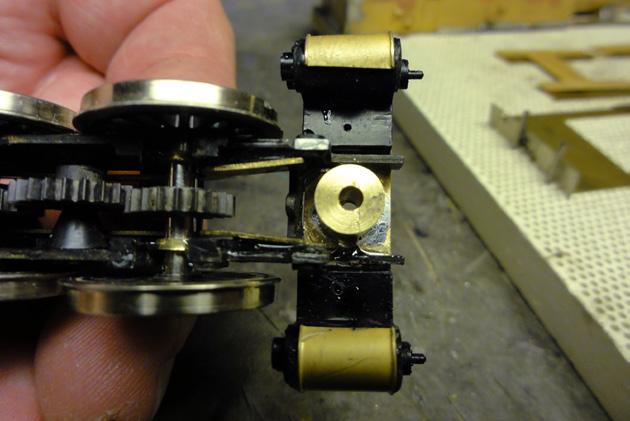 Bilderna visar även distansen som håller den främre löpaxeln - längd 10 mm, Dy 8 mm, Di 2 mm.
