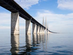 2000 2016 2000 Sverige får fast förbindelse med Danmark genom Öresundsbron. 2001 SJ bolagiseras. SJ AB tar hand om persontrafiken och SJ Gods blir Green Cargo AB. 2000. Den 15,9 km långa Öresundsbron mellan Malmö och Köpenhamn öppnar 1 juli 2000.