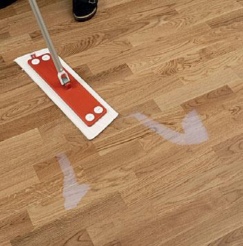 Späd ut Kährs Cleaner i ljummet vatten enligt doseringsinformationen. Torka sedan av ytan med en väl urvriden mopp eller trasa. Om golvet är mycket smutsigt rengörs golvet först med Kährs Remover.