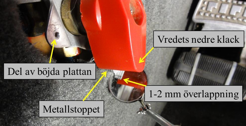 Figur 4. Bristande överlappning mellan vred och metallstopp i SE-KSG. Metallstoppet är monterat på den styva platta som i figur 4 kan ses installerad i sin position i flygplanets fasta struktur.