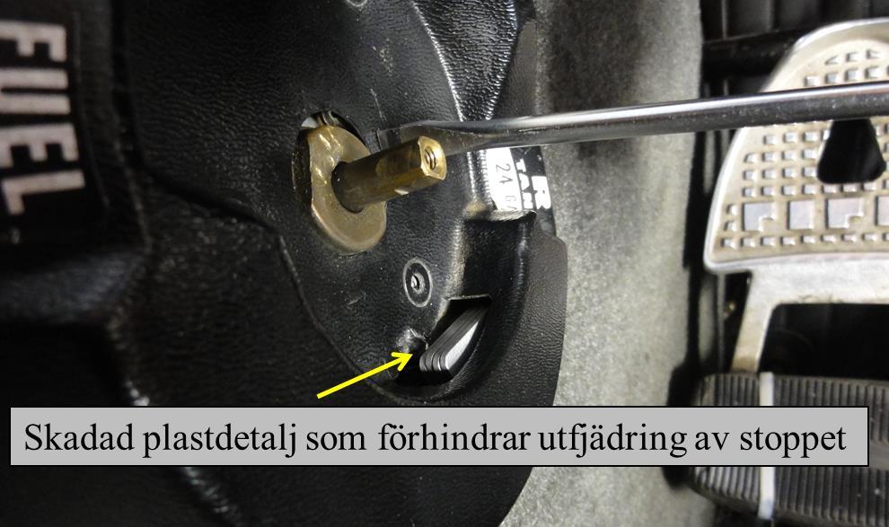 kvar i nedtryckt läge då man fört den dit. Normalt ska den fjädra ut, men gjorde inte så vid något av de upprepade försöken. Figur 6. Tankvredets skadade plasthölje.