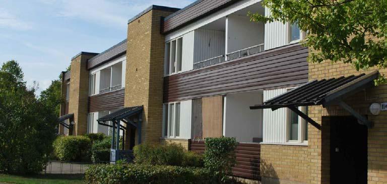 Foto ur Kulturmiljöutrdning Ostbrican, Tyréns 016-10-31 Bostädr Bfintliga bostadsbyggnadr är lamllhus n typ av lägr flrfamiljshus, uppförda som friliggand byggnadslängor placrad i tt strit mönstr i