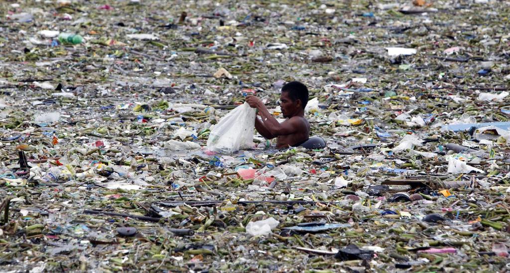Plastflaskor, plastpåsar, plastförpackningar, plasttelefoner, plastleksaker och plastsugrör för att nämna ett par saker.