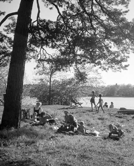 Någon större mängd bostäder finns inte på den ktuell sträckn men i dess närhet ligger Vsstn, Hgstden, Hglund, Frösund, Soln, Ulriksdl och Silverdl. Kunglig ntionlstdsprken hr mång historier tt berätt.