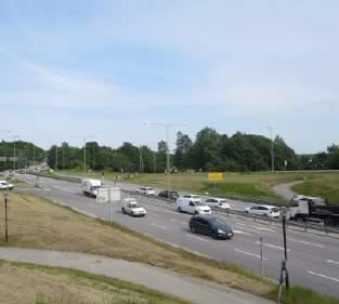 I följnde vsnitt presenters lndskpsnlysen v krktärsområden på den östr sidn om E4. Infrstrukturdominert lndskp (1, se krt på sid 35) E4 är frmträdnde i lndskpet och utgör en fysisk och visuell brriär.