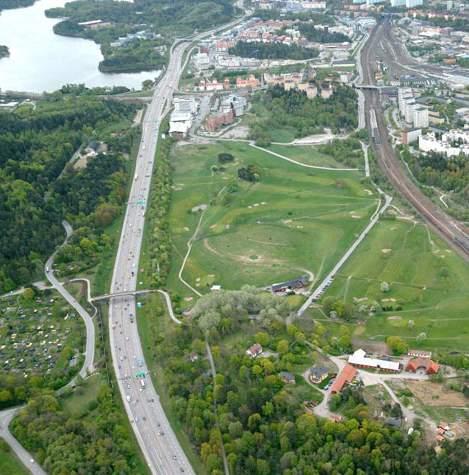 Till det infrstrukturdominernde lndskpet hör även järnvägsspåret längre norrut som är visuellt påtgligt i Silverdl där snbbcykelvägen löper prllellt med spåret.