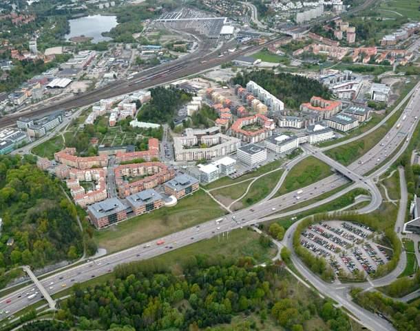 Här finns även en pssge under E4 som kopplr ihop området med Frösund på ndr sidn E4. Potentiler: Frösund Ritorp SAS, Frösundvik Kollektivtrfikspunkt med busshållplts och målpunkt med rbetspltser.