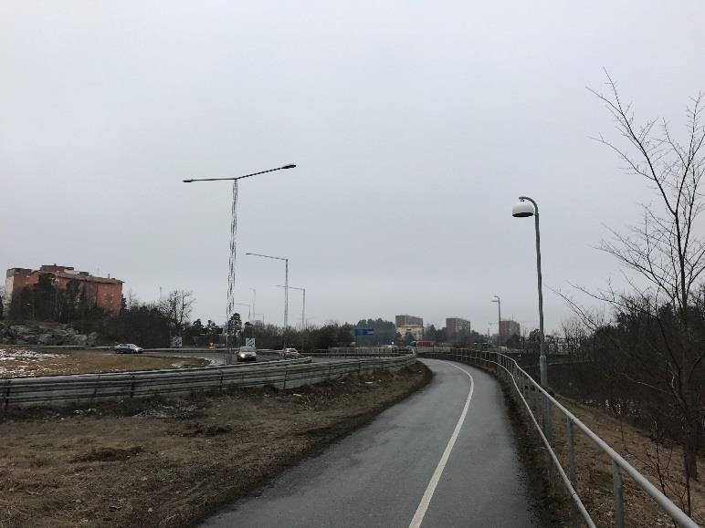 5 (11) Matning av belysningsstolparna i mittremsan sker huvudsakligen via hängkabel, ALUS 4x25 mm 2, som är uppspänd mellan stolparna.