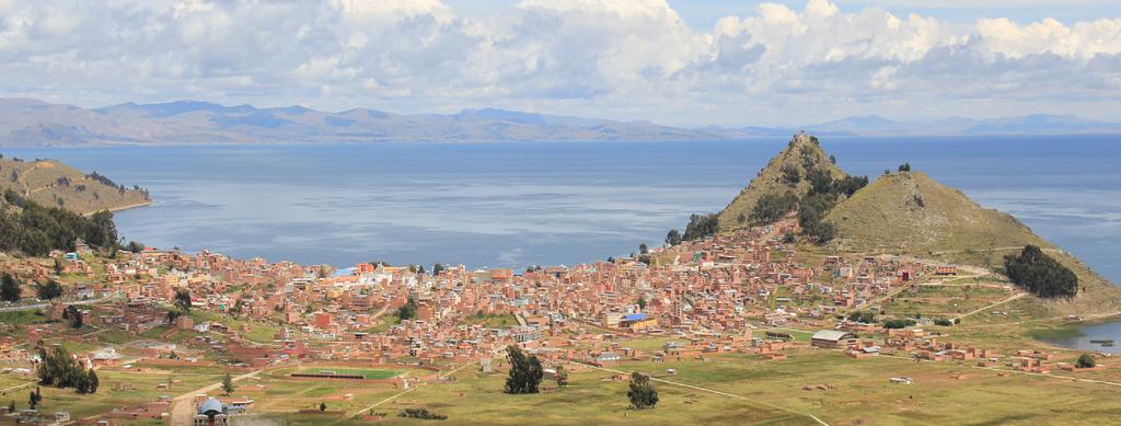 Nästan överallt i staden ser man Bolivias högsta berg, den vackert snöbeklädda vulkanen Illimani, 6 490 meter hög.
