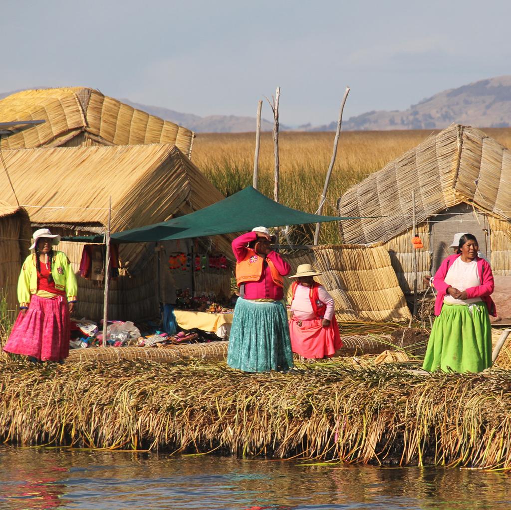 Lago de Tinaca är världens högst navigerbara sjö på 3800 meter över havet. Sjön gränsar Bolivia och Peru. Man har även en fantastiskt utsikt mot de snöbeklädda Anderna på en höjd över 6 500 meter.