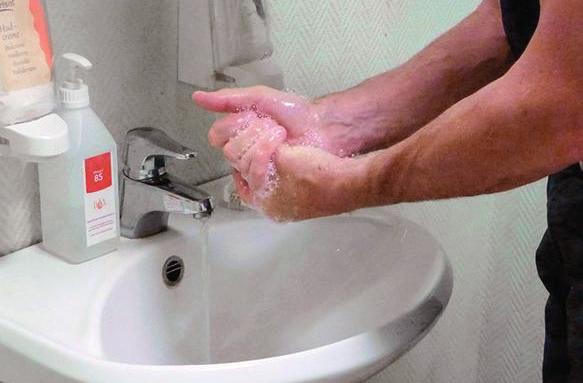 Skyddskläder och tydlig gräns varför Foto: Per Beskow För att persontrafik ska ske på ett smittskyddsmässigt korrekt sätt ska det finnas en tydlig gräns mellan yttre och inre område, gärna i form av