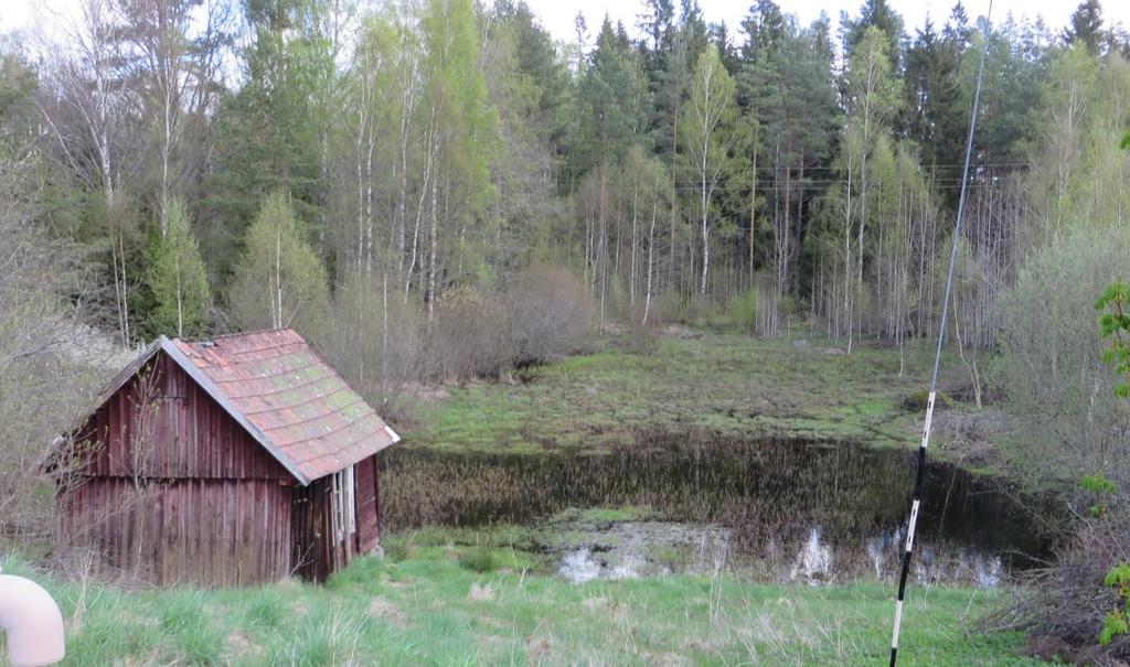 Öster om byvägen ligger en samfälld damm med en tvättstuga.