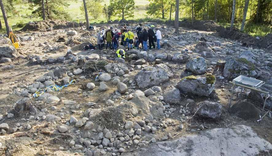 karta Åsa får använda hela sin förmåga för att visualisera gravfältet för åskådarna.