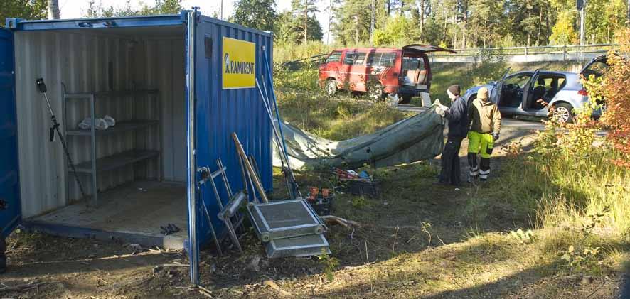 En rejäl härdgrop i graven, har den döde kremerats på plats? Boden töms, allt packas i bilarna.
