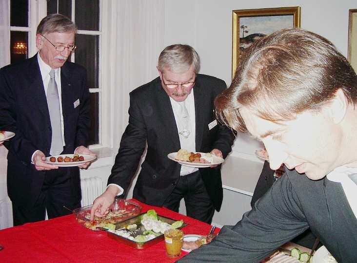 vinst? Alla deltagande Bröder verkade dock mer än nöjda? Text: Smirre. Foto: Smirre och Björn Lundell. Julbordet attackeras.