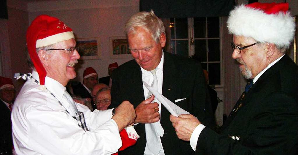 J ulfesten år 2007 började med Luciatåg med barn från Täby Musikklasser. De var inte många men bra. Efter en kort loge tog Julfesten vid.