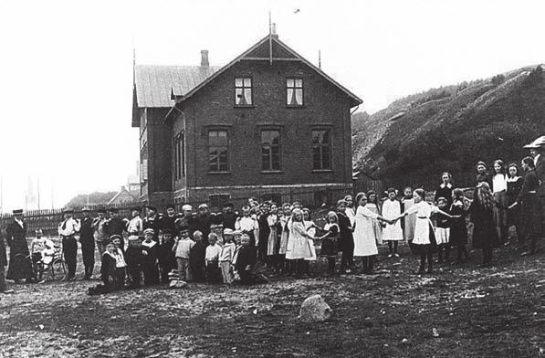 RUNDBLADSBJÖRNBÄR Om det är rött rundbladsbjörnbär som skymtar i sluttningen öster om Pålsjö skola 1913, så är det den tidigaste förekomsten i Sverige. Foto ur Olsson (1981).