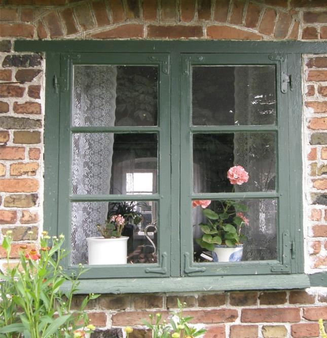 Moderna fönsterbleck är tillbockade efter karmens och fönsterfodrens form och fastspikade. Det kan även finnas plåtskydd ovanför fönster.