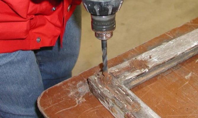 Kontroll och lagning av bågar Gistet och torrt trä kan återfå lite av sin spänst och motståndskraft genom oljning med linolja. Men man kan inte reparera rötskadat trä på det sättet.
