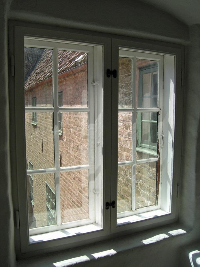 Krysspröjs på yttre bågar SPRÖJS I fönster från medeltiden fram till slutet av 1600-talet hölls glasen på plats med blyspröjsar i en träram.