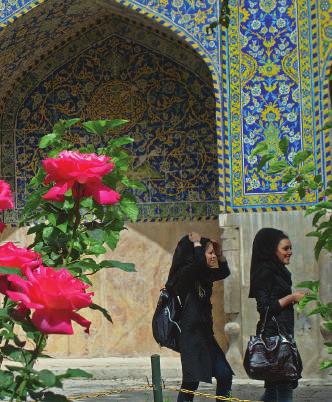 Vi utforskar även shahens palats och avslutar med att vandra i den enorma täckta basaren med en mängd iranskt hantverk och väldoftande kryddor.