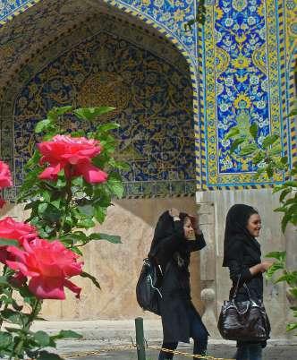 blå mosaiken. Vi utforskar även shahens palats och avslutar med att vandra i den enorma täckta basaren med en mängd iranskt hantverk och väldoftande kryddor.