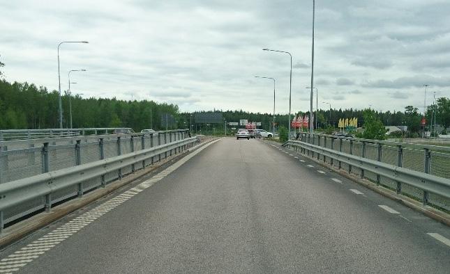 DEG.111 Sidoräcken och DEG. 16 Övergångar. Broräcket har i detta fall förlängts uppströms trafikriktningen på en mötesseparerad väg med ett marksatt räcke av samma kapacitetsklass och utformning.