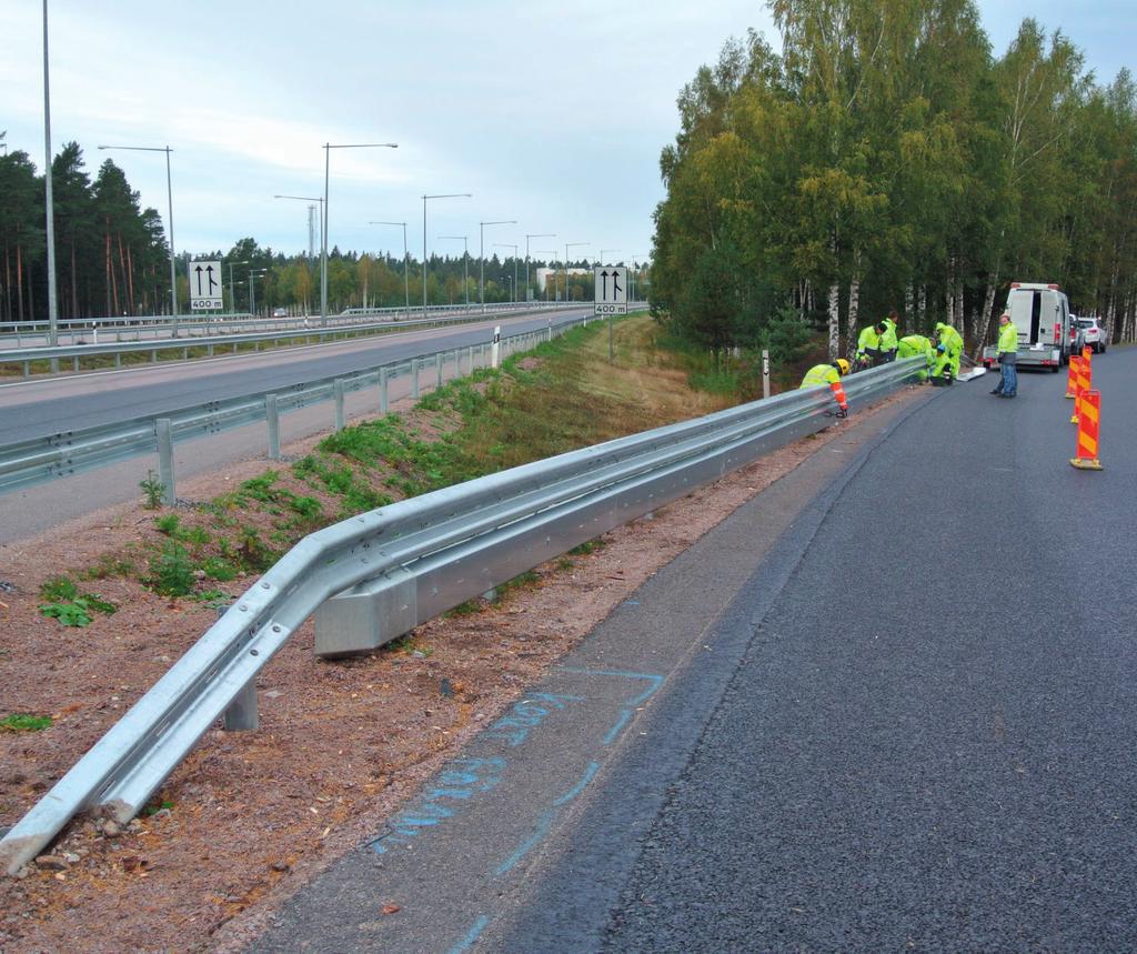 Öppningsbara räcken som godtas av Trafikverket återfinns i den förteckning som finns på hemsidan. De anslutande vägräckena på vardera sidan om det öppningsbara räcket ska förankras.