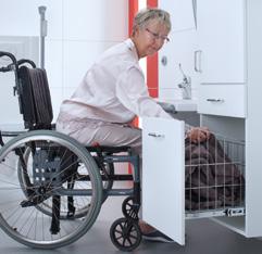 Skåpets nedre del innehåller en utdragbar nätkorg. Skåpen beställs höger-eller vänster variant. Korgen är löstagbar och går lätt att ta ut ur skåpet.