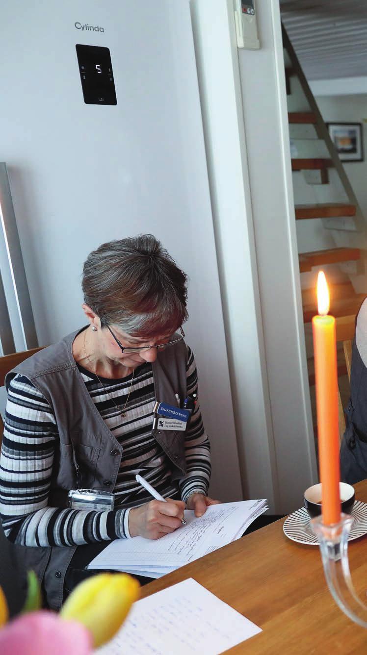 palliativ vård Stefan Bergström avslutar besöket hos Ilkka Saukkoriipi med en kroppsundersökning. Sjuksköterskan Gunnel Wretblad för egna anteckningar under besöket.
