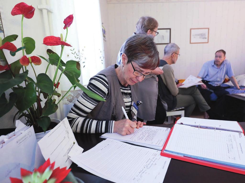 palliativ vård Gunnel Wretblad dokumenterar under besöket hos dagens andra Hoforspatient. pendlar mellan allvarliga ämnen och vardagligt småprat.