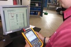 transportprogrammet (FT) Elever visar hjulinställning och olika diagnosinstrument.