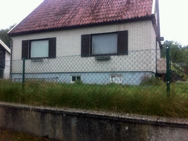 Adress: Eket Det finns många väldigt nedgångna hus. Detta ger byn en trist stämpel.(se bilderna nertill) Beröm för skötsel av kommunala gräsmattor Snöröjning fungerar rätt bra.