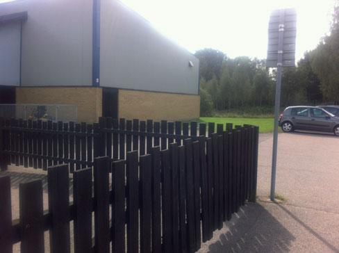 Adress: Eket skola Placering på kartan: 1 Infarten till skolans varuintag är smalt och chauffören måste backa in. Övergångsställe saknas mellan busskurerna vid skolan.