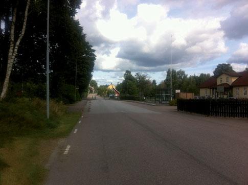 Prioriteringsfråga och hanteras av Samhällsbyggnadsförvaltningen. Ett förslag är att se över staketet så inga barn kan ta sig ut.