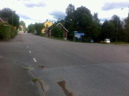 Adress: Kungsleden första del Placering på kartan: 3 Protokoll Många olika trafikslag samsas om vägen som bilar, cyklar och gående framförallt under morgonen i korsningen Kungsleden, kyrkvägen.