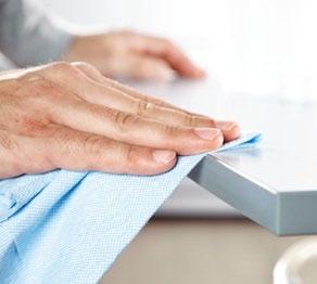 För att putsa till större ojämnheter i efterhand använder man först slippapper Granat eller Brilliant och därefter slipfiberduken, som ger