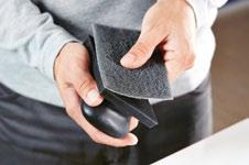 Man bearbetar då kanten lätt med handslipklossen med jämna rörelser. OBS! På plastbelagda skivor får man inte slipa på ytan!