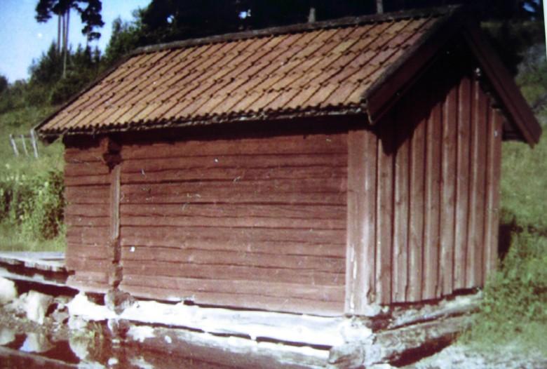 Historien om Tomta, en arrendegård på Gålö Copyright 2012 Gålö Gärsar Hembygdsförening / Mauritz Henriksson Den gamla sjöboden från 1700-talet foto Folke Blomqvist Enligt landskapshandlingarna år