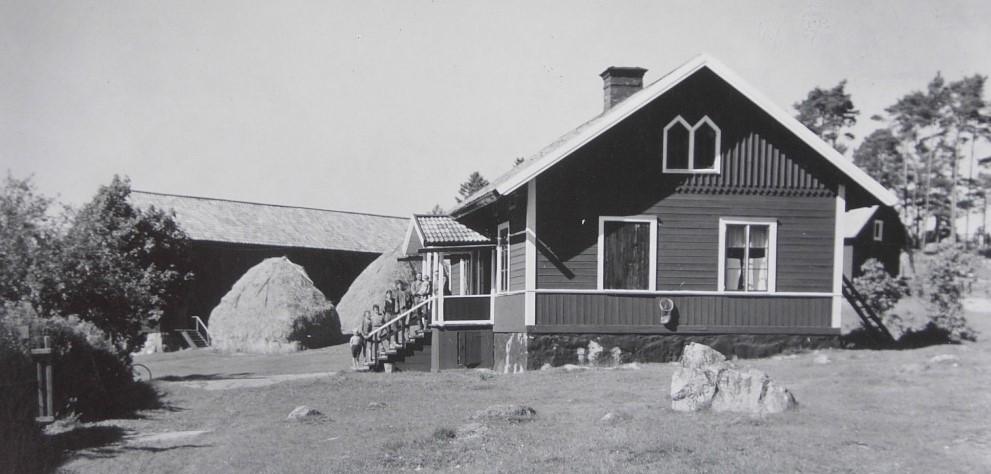 Sonen Karl Gustaf Larsson gifte sig den 27 dec 1891 med Augusta Wilhelmina Larsson, född 5 sept 1869 i Bromma. Hon hade kommit som piga till Tomta i november 1890.